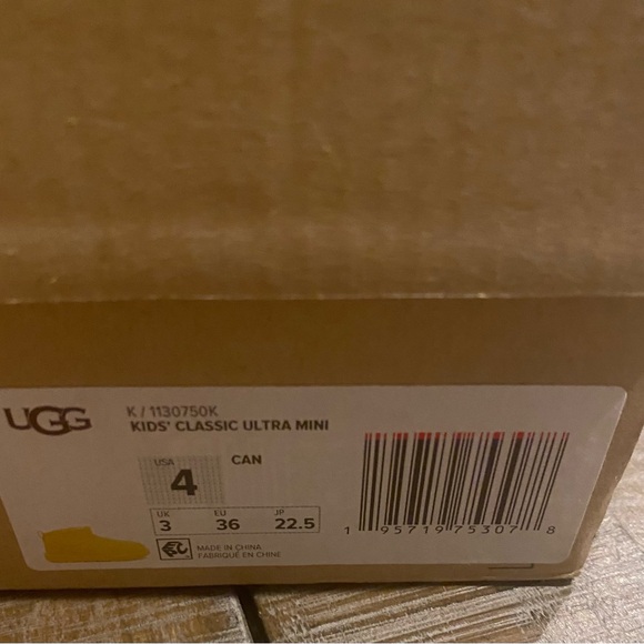 NIB UGG KIDS CLASSIC ULTRA MINI - Picture 6 of 8
